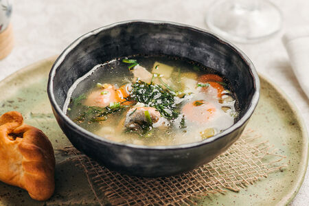 Уха из трех видов рыбы с расстегаем