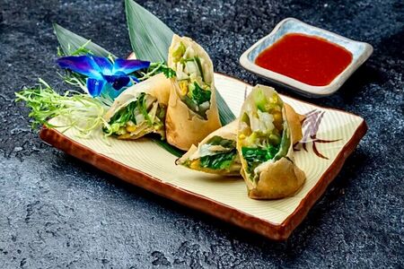 Вегетарианские блинчики с кисло-сладким соусом