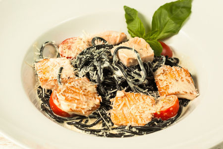 Чёрные спагетти с лососем
