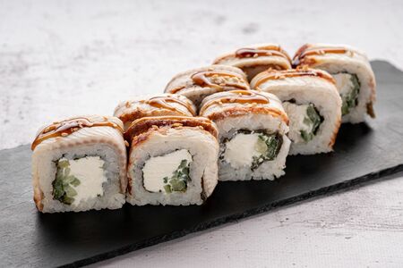 Ролл Филадельфия с угрем