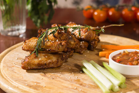 Куриные крылья с соусом сальса