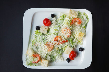 Салат Цезарь с тигровыми креветками