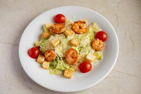 Салат Цезарь с креветками