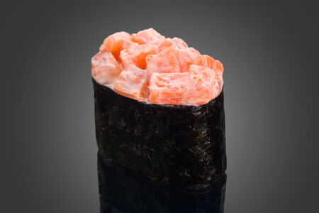 Суши лосось спайси