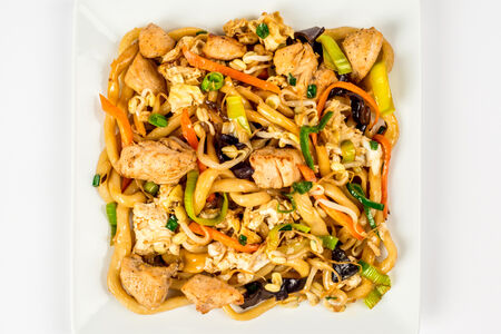 Жареная лапша с цыпленком