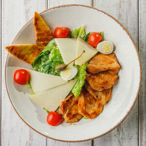 Салат Цезарь с цыплёнком