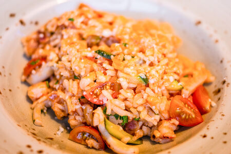 Ризотто с тигровыми креветками, кальмарами и цукини