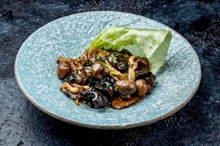 Ассорти из грибов в устричном соусе