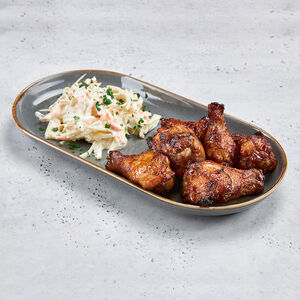 Крылья куриные с салатом Коул Слоу