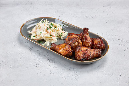 Крылья куриные с салатом коул слоу