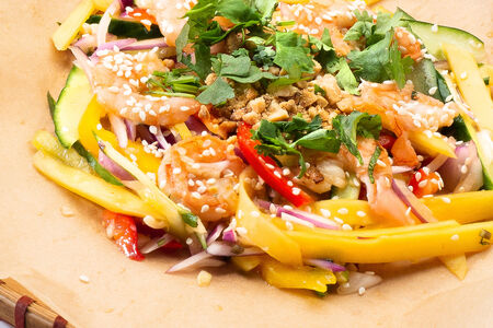 Салат из манго с креветками