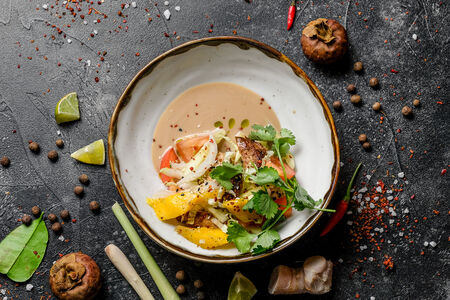 Салат с манго и курицей