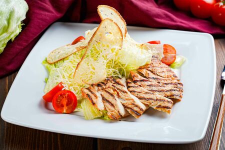 Салат Цезарь с курицей