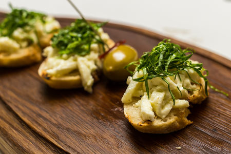 Брускетта с моцареллой и трюфельным маслом