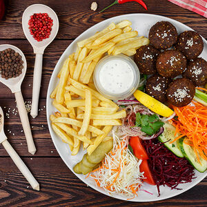 Фалафель на тарелке