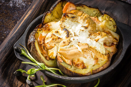 Запеченный картофель с копчёным лососем и сыром страчателла