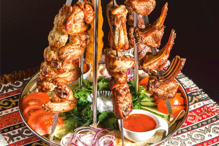 Пирамида из шашлыков на компанию