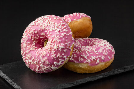 Донат Ягодный микс с начинкой