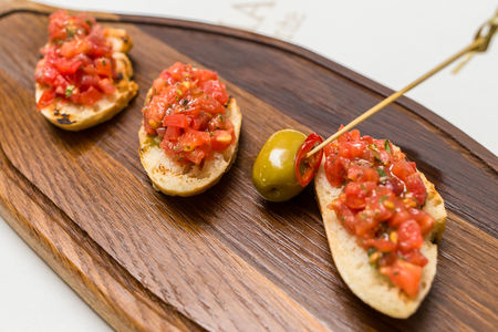 Брускетта с помидорами