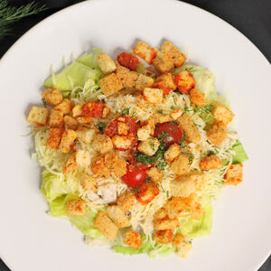 Салат Цезарь с курицей