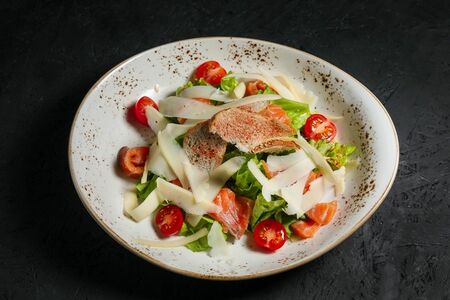 Салат Цезарь с лососем