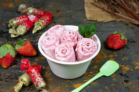 Мороженое с батончиками и клубникой