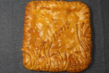 Пирог с грибами, курицей и сыром