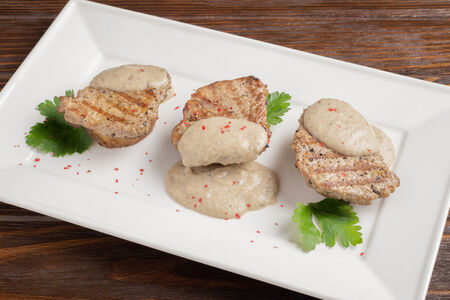 Медальоны из говядины