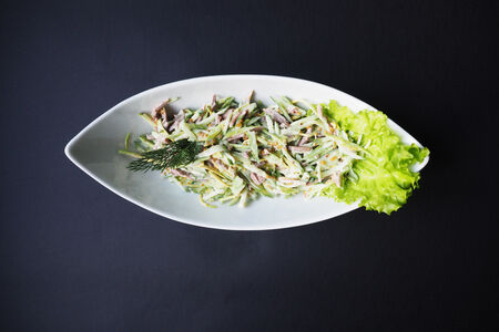 Салат из авокадо с языком