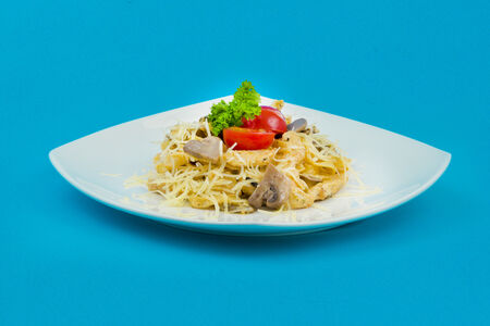 Паста с курицей и грибами