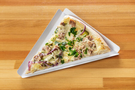 Пицца с тунцом (кусочек)