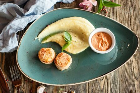 Крабовые котлетки с картофельным пюре