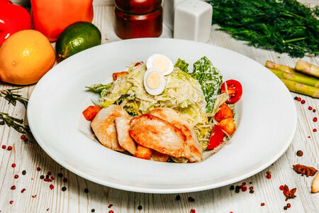 Салат Цезарь с курицей