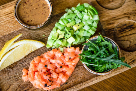 Тартар из лосося с авокадо и соусом мацухисо