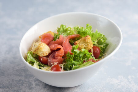 Салат Цезарь с лососем