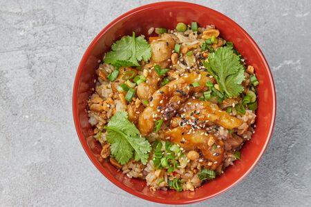 Тяхан с говядиной / курицей / морепродуктами с яйцом и овощами