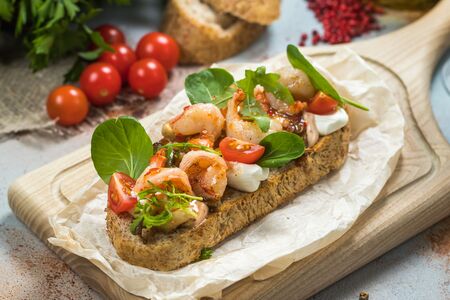 Брускетта с тигровыми креветками