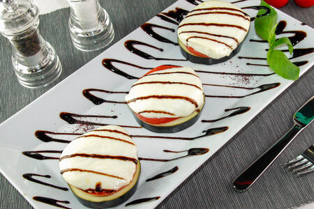 Баклажаны с помидорами и моцареллой