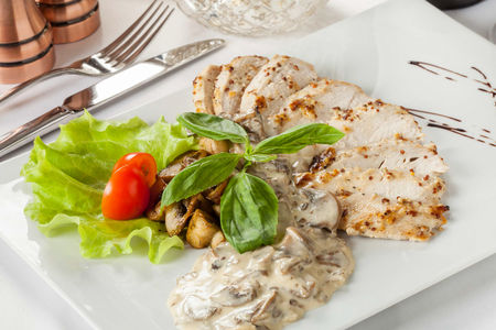 Куриная грудка в грибном соусе