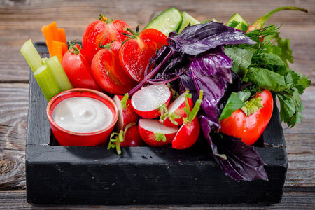 Ассорти из свежих овощей и трав