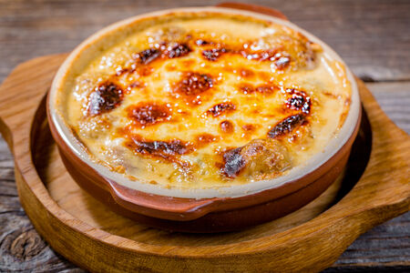 Сулугуни с томатами на кеци