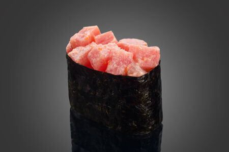 Суши тунец спайси