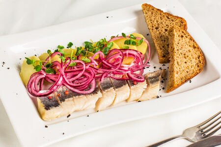 Сельдь с печёным картофелем