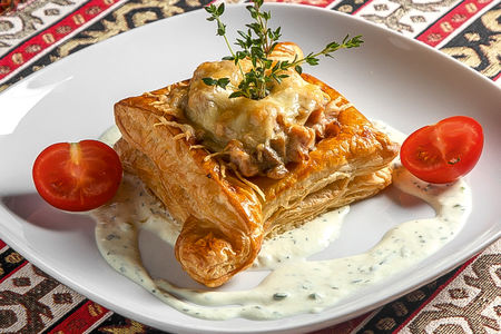 Жюльен с мясом куры и грибами на воловане