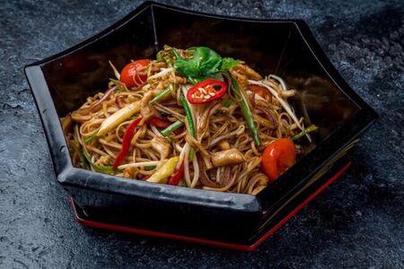 Жареная лапша с курицей