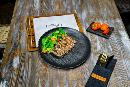 Панированный в кунжуте тунец