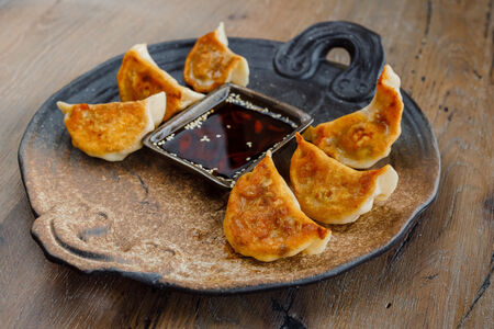 Гедзе с телятиной в соусе из чили бобов