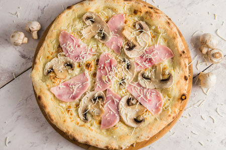 Пицца с ветчиной и грибами