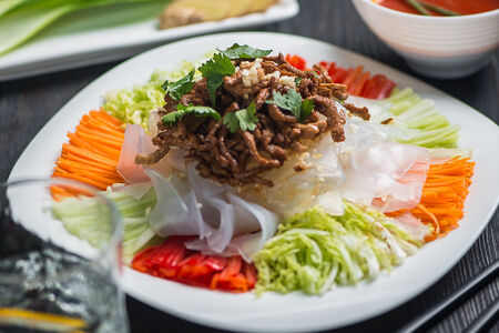 Овощи со свининой в кунжутном соусе