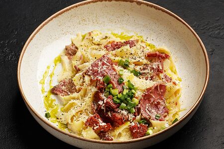 Паста Карбонара с пастрами